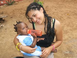 Rossella in Kenya con una bambina dell'orfanotrofio S. Patrick