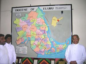 Dei religiosi mostrano la cartina della zona coperta dalla diocesi di Eluru