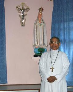 Il Vescovo John Mulagada e il crocefisso donato dalla Comunità di Carpenedo