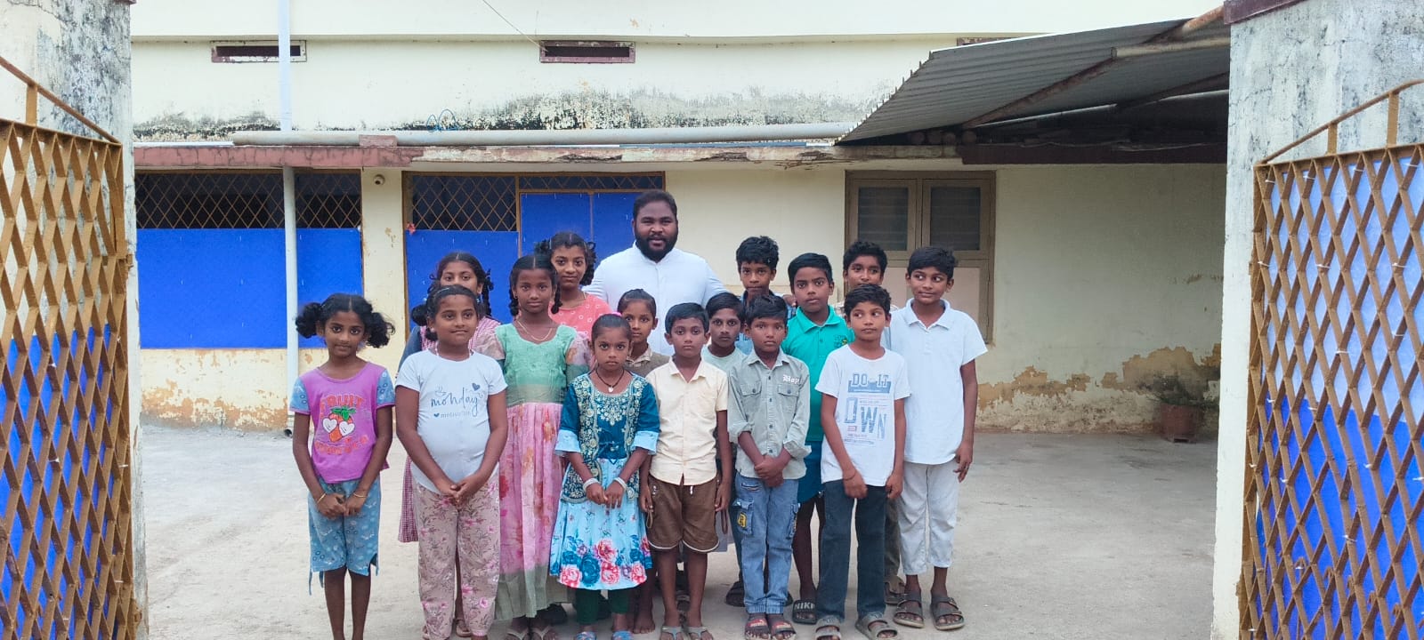 padre_sateesh_con_i_bambini_del_collegio.jpg