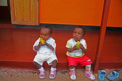 Immagine di un piccolo ospite dell'orfanotrofio "Children's home St. Patrick"