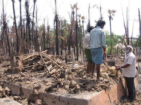 Il villaggio Pallipalem distrutto dal fuoco