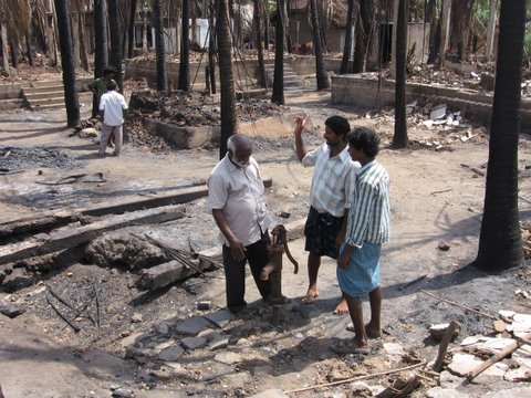 Il villaggio Pallipalem distrutto dal fuoco