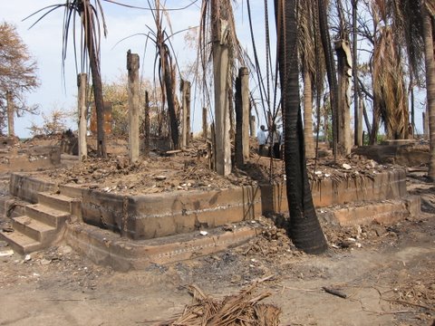 Il villaggio Pallipalem distrutto dal fuoco