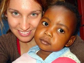 Giulia con un bimbo dell'orfanotrofio St. Patrick